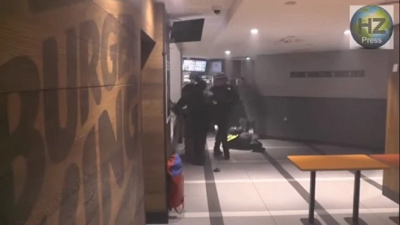 Βίντεο-σοκ από Γαλλία: ΜΑΤ ξυλοκοπούν διαδηλωτές μέσα σε εστιατόριο – Συνεχίζονται οι διαδηλώσεις παρά την υποχώρηση Μακρόν